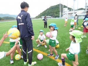 コーチの話を聞いている子どもたち